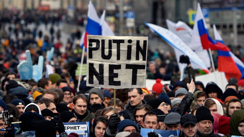 مظاهرات ضد قانون الإنترنت الجديد في روسيا